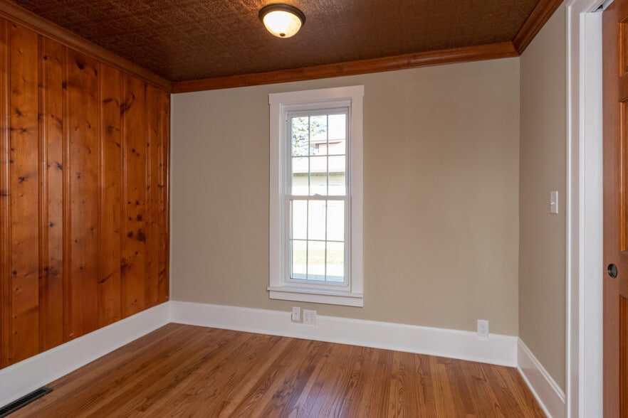 More Photos Of 422 E Main St, Brownsburg Office For Sale