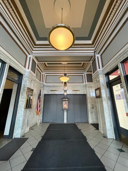 More Photos Of 103 E State St, Mason City Office For Lease