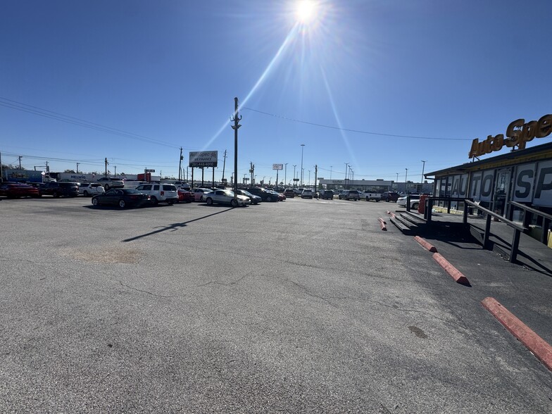 More Photos Of 8479 North Fwy, Houston Auto Repair For Lease