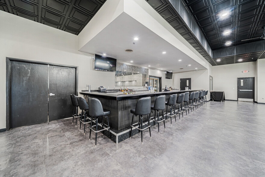 More Photos Of 689 Broadway, Berlin Restaurant For Sale