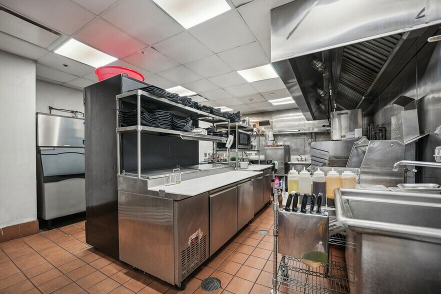 More Photos Of 400 Bergen Blvd, Palisades Park General Retail For Lease