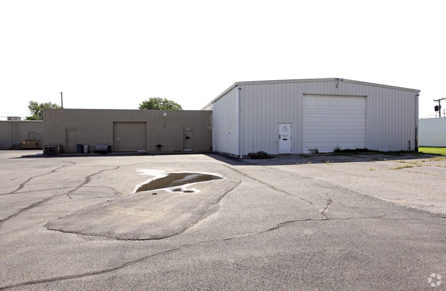 More Photos Of 5811 S Owasso Ave, Tulsa Warehouse For Sale