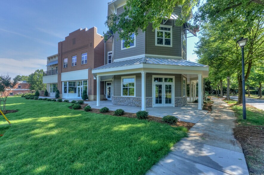 More Photos Of 18644 W Catawba Ave, Cornelius Storefront Retail Office For Lease