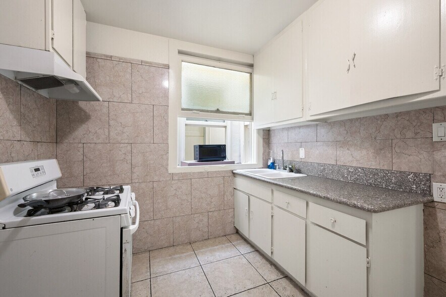 More Photos Of 709 S Centre St, San Pedro Storefront Retail Residential For Sale