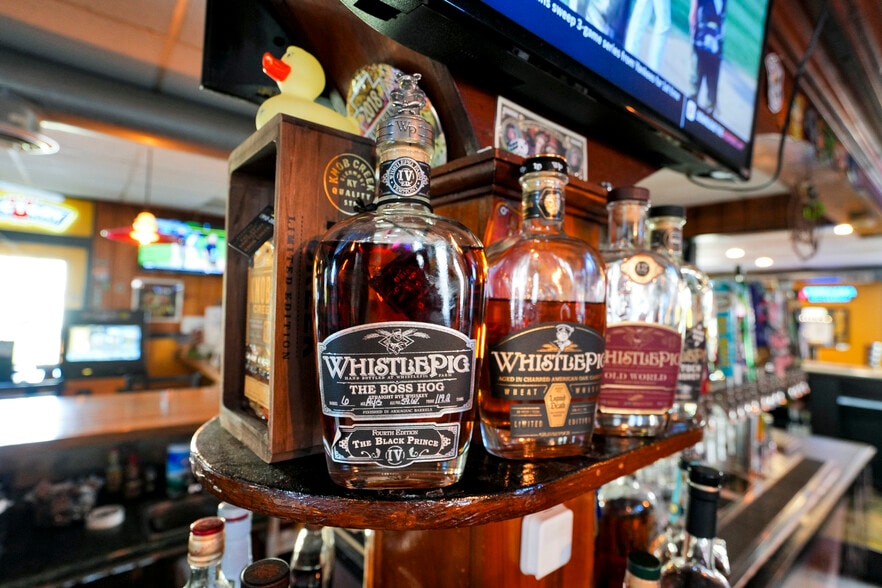 More Photos Of 36 Railroad St, Linfield Restaurant For Sale