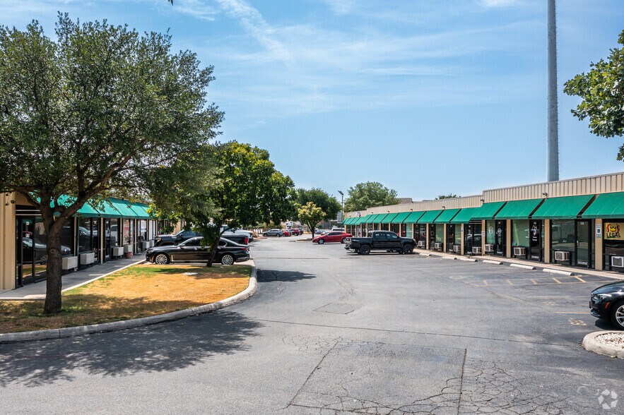 More Photos Of 8034 Culebra Rd, San Antonio Self Storage For Lease