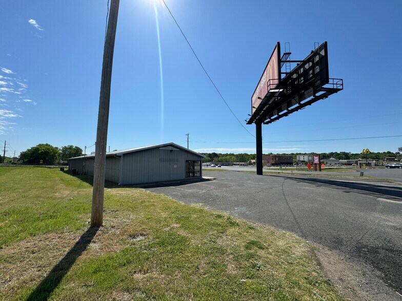 More Photos Of 205 Mimosa Ln, Tahlequah General Retail For Sale