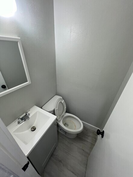 More Photos Of 541 49th St S, Saint Petersburg Showroom For Lease