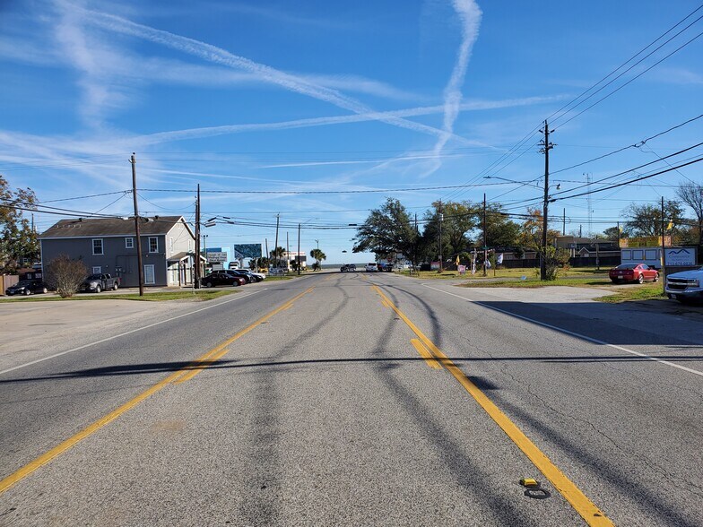 More Photos Of 127-129 Grand Ave, Bacliff Restaurant For Lease