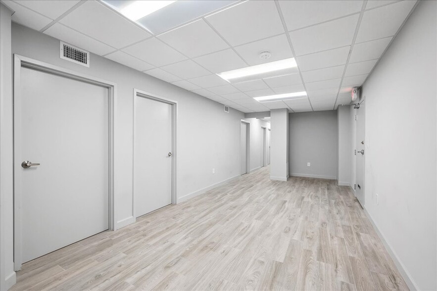 More Photos Of 2039 Palmer Ave, Larchmont Medical For Lease
