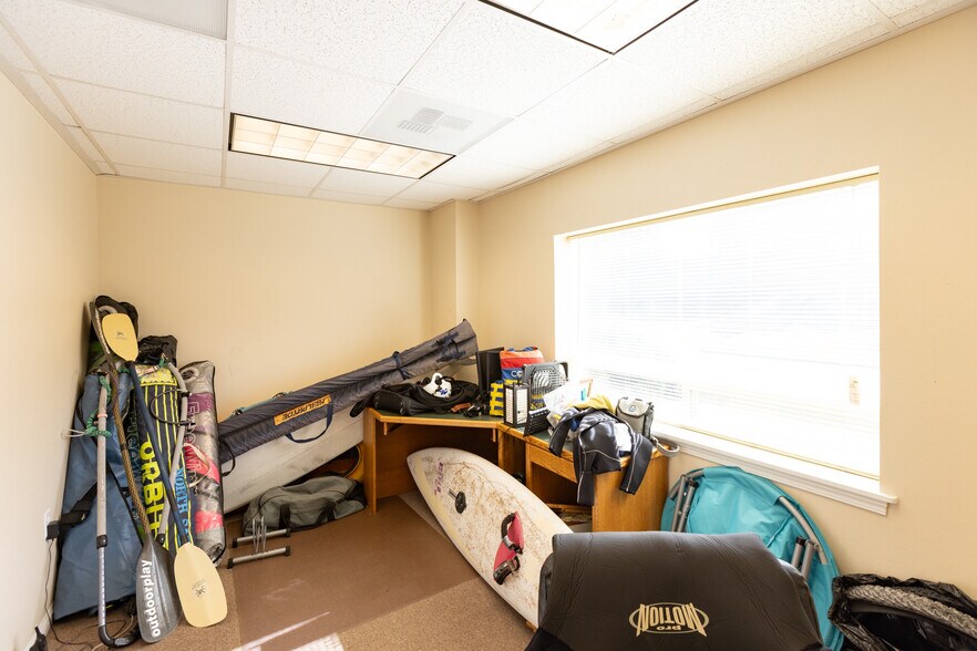 More Photos Of 200 N Wasco Ct, Hood River Warehouse For Lease