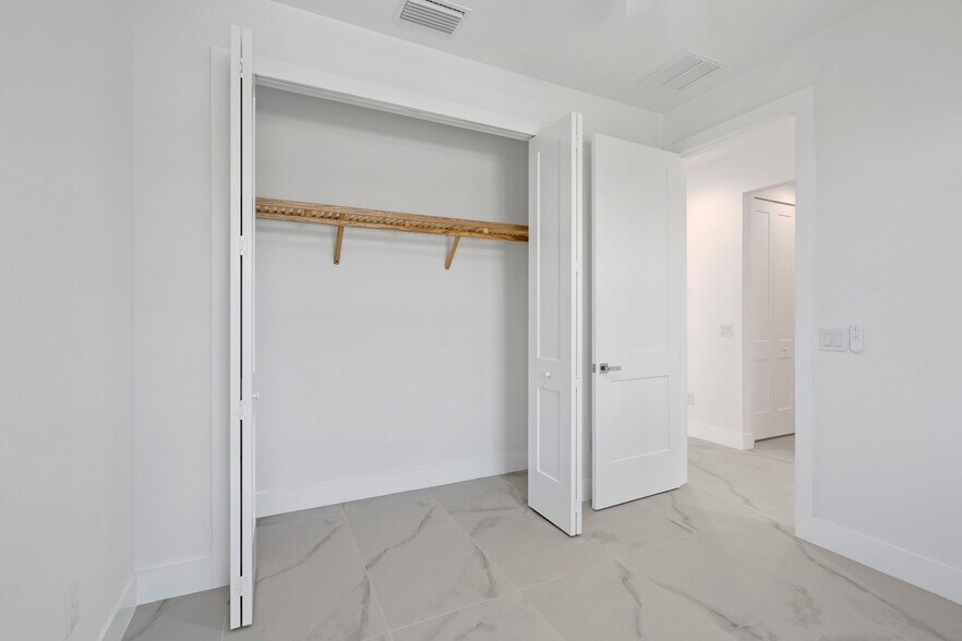More Photos Of 1107 SE 38th St, Cape Coral Apartments For Sale