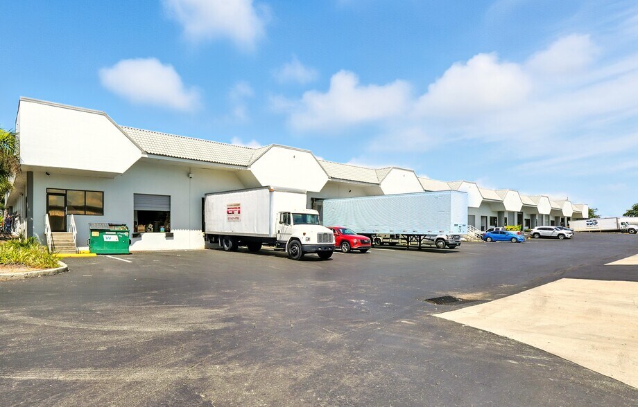 More Photos Of 5402-5468 N 56th Commerce Park Blvd, Tampa Warehouse For Lease