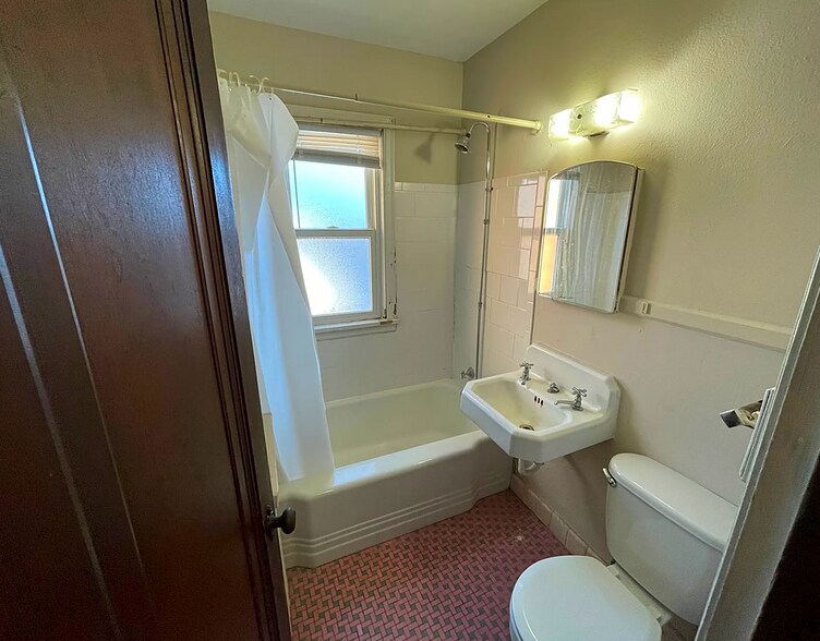 More Photos Of 1631 Charles Ave, Saint Paul Apartments For Sale