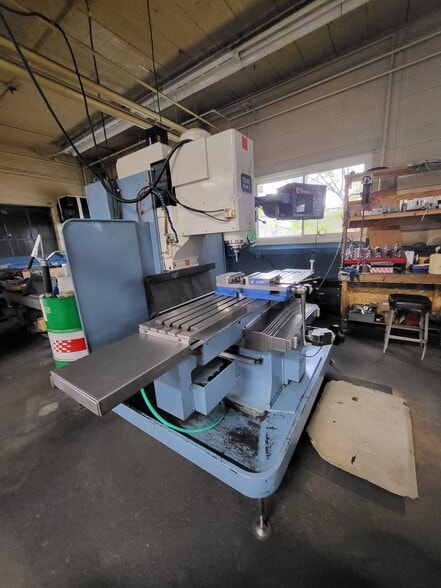 More Photos Of 15321 W Eleven Mile Rd, Oak Park Manufacturing For Sale