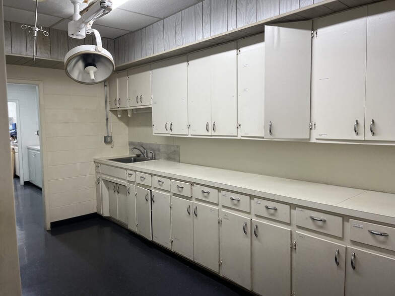 More Photos Of 1332 W Sunshine St, Springfield General Retail For Sale