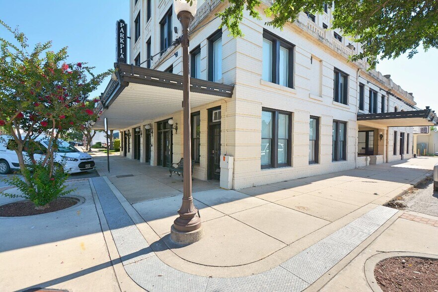 More Photos Of 217 S River St, Seguin Storefront Retail Office For Lease