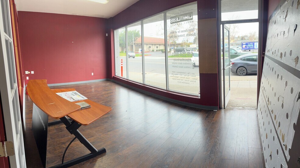 More Photos Of 1735 Garnet Ave, San Diego Storefront For Lease