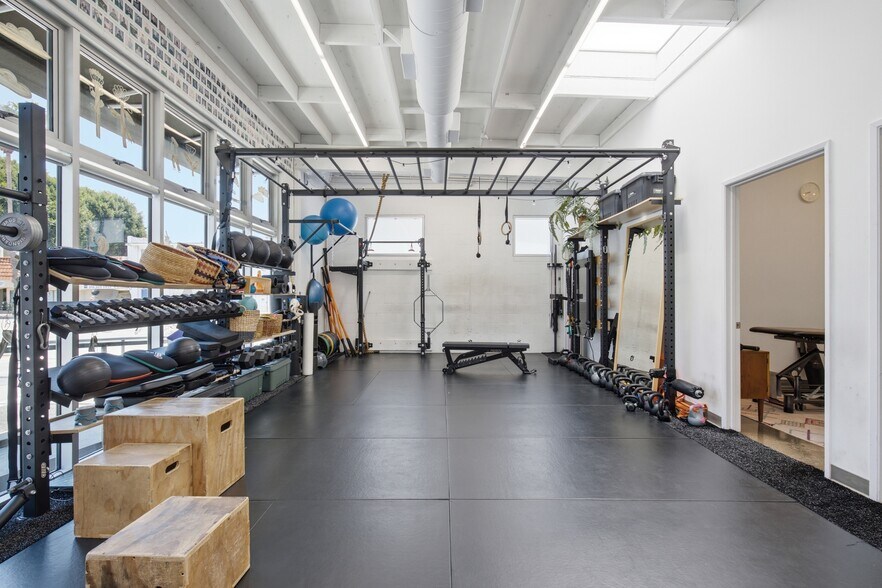 More Photos Of 11461 W Washington Blvd, Los Angeles General Retail For Lease