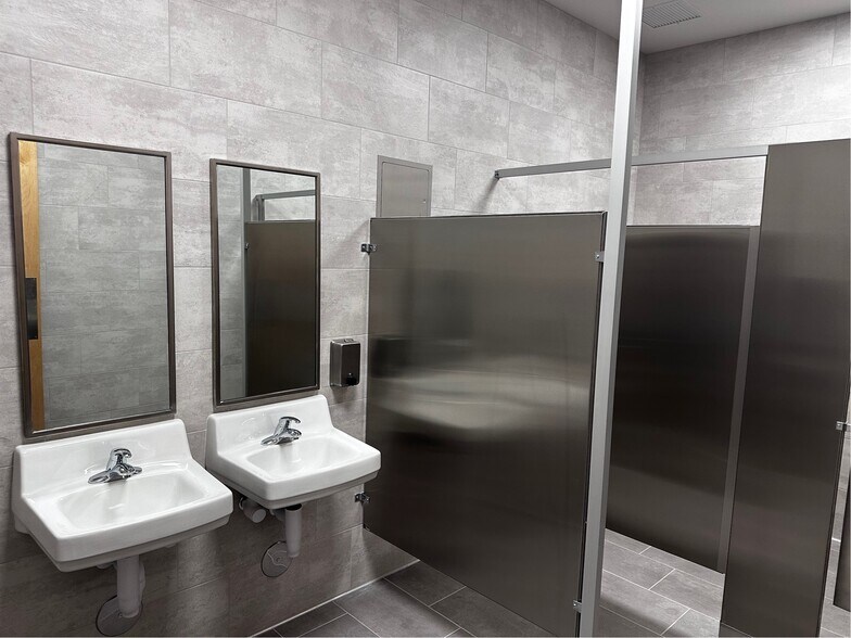 More Photos Of 8850 W Sweetwater Ave, Peoria Distribution For Lease