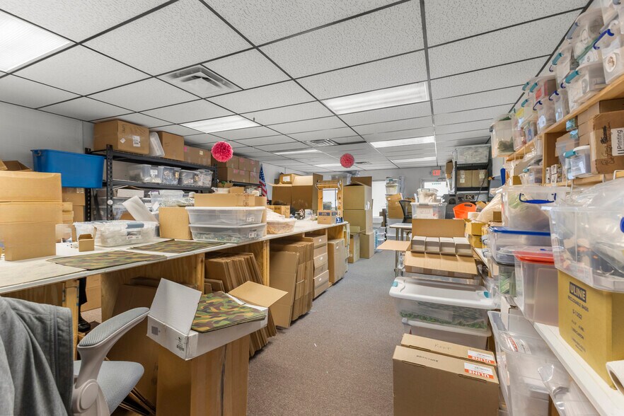 More Photos Of 30948-30960 Ford Rd, Garden City Storefront For Lease