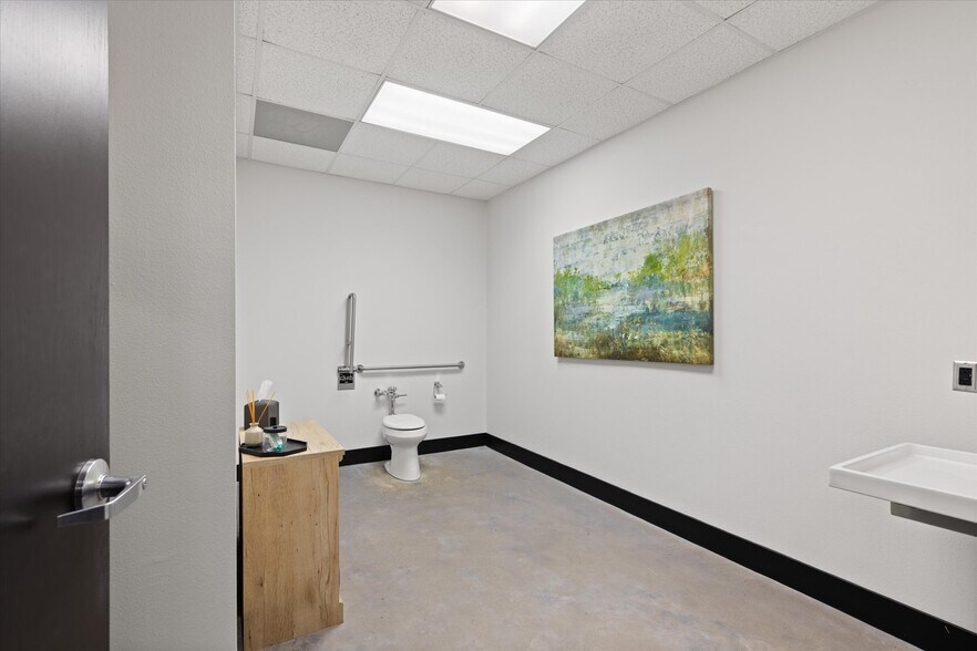 More Photos Of 501 N 3rd St, Longview Office For Sale