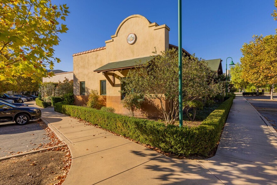 More Photos Of 407 Bryant Cir, Ojai Office For Sale