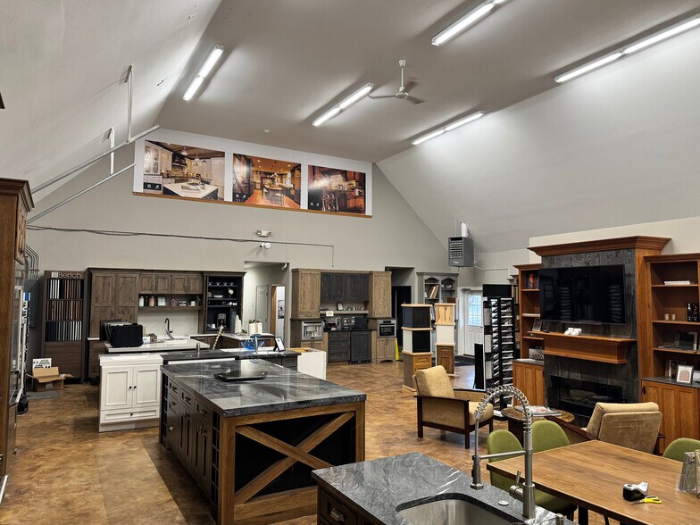 More Photos Of 160 Kelly Rd, Kalispell Flex For Lease