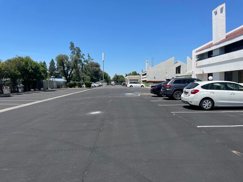 More Photos Of 4944 E Clinton Way, Fresno Medical For Sale