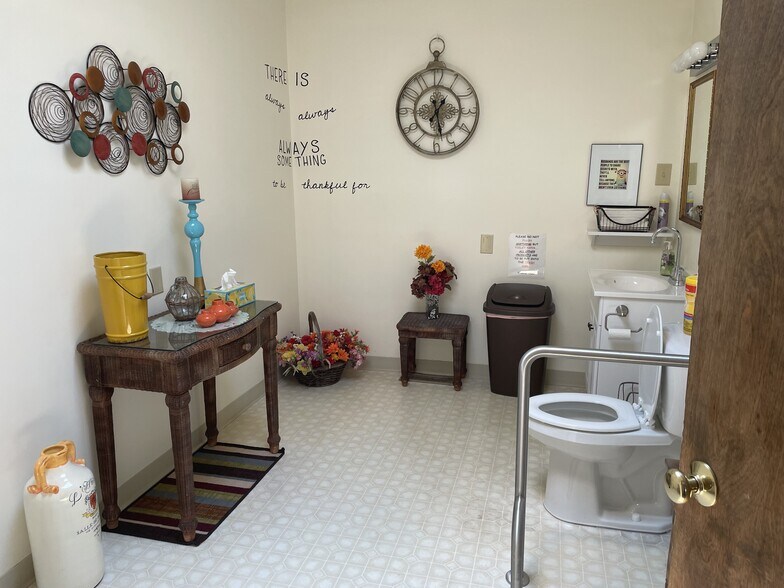 More Photos Of 28 Fairwood Dr, Irwin Medical For Lease