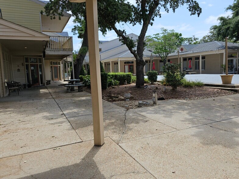 More Photos Of 913 Gulf Breeze Pky, Gulf Breeze Storefront Retail Office For Sale
