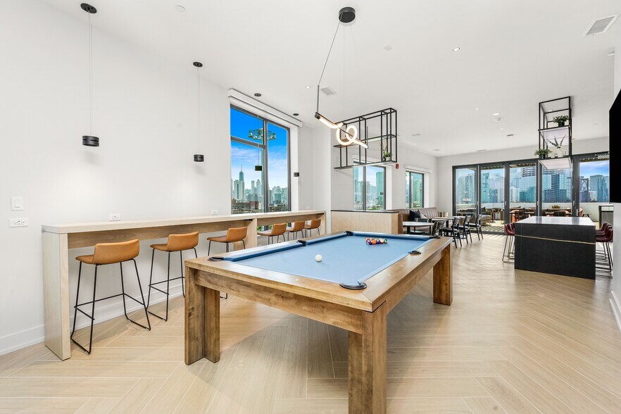 More Photos Of 670 N May St, Chicago Apartments For Lease