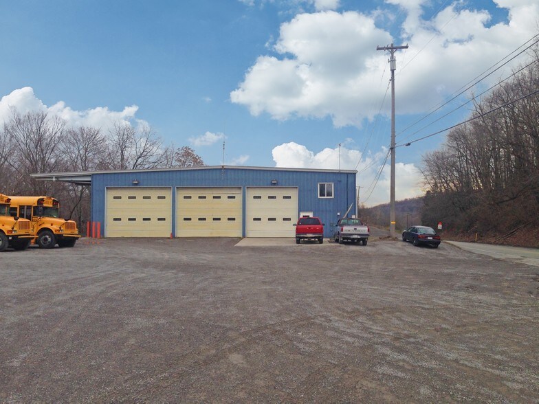 More Photos Of 2470 Evans City Rd, Harmony Warehouse For Lease