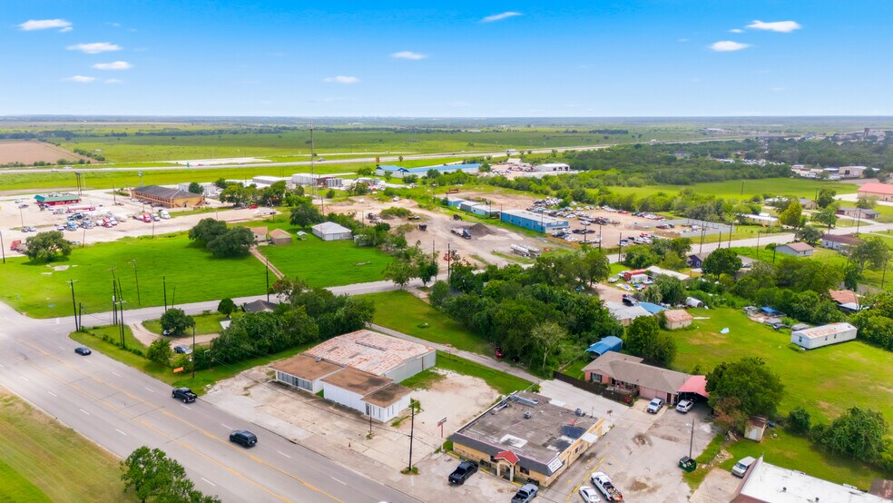More Photos Of 4107 Port Lavaca Dr, Victoria Showroom For Sale