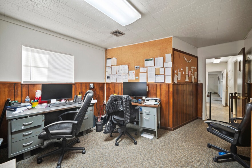 More Photos Of 5280 Edison Ave, Colorado Springs Veterinarian Kennel For Sale