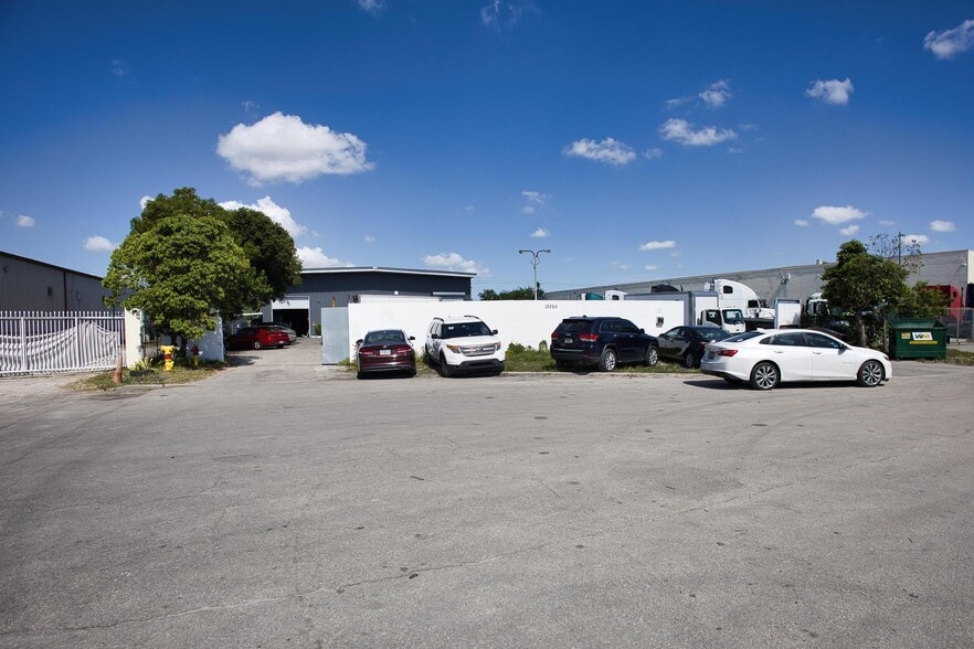 More Photos Of 13050 NW 43rd Ave, Opa Locka Warehouse For Lease