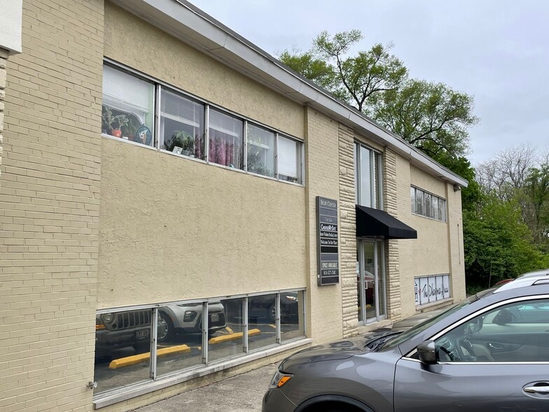 More Photos Of 5625 N High St, Worthington Storefront Retail Office For Lease