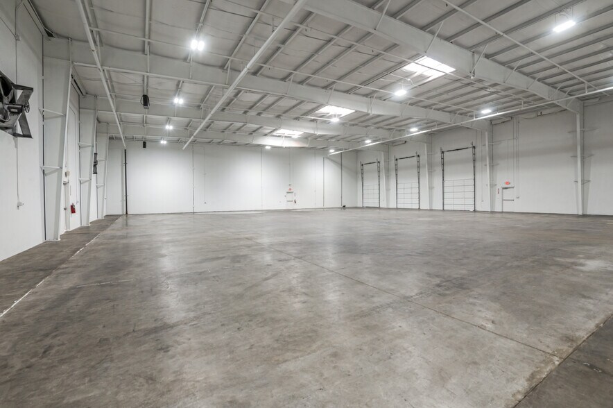 More Photos Of 4030 Express St, Arlington Distribution For Lease