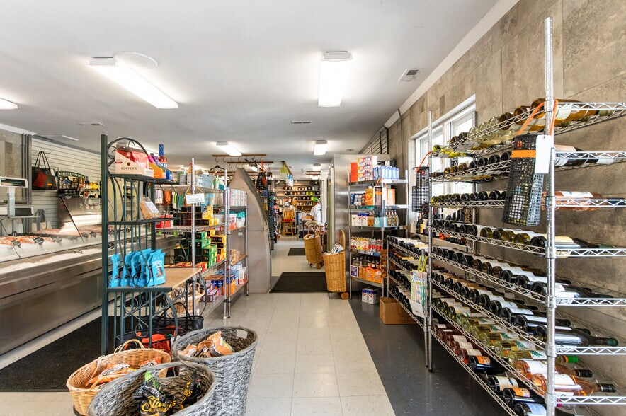 More Photos Of 16552 General Puller Hwy, Deltaville Specialty For Sale