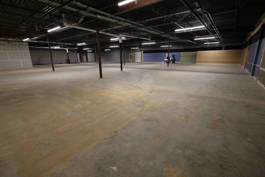 More Photos Of 831-923 W Clairemont Ave, Eau Claire Storefront For Lease