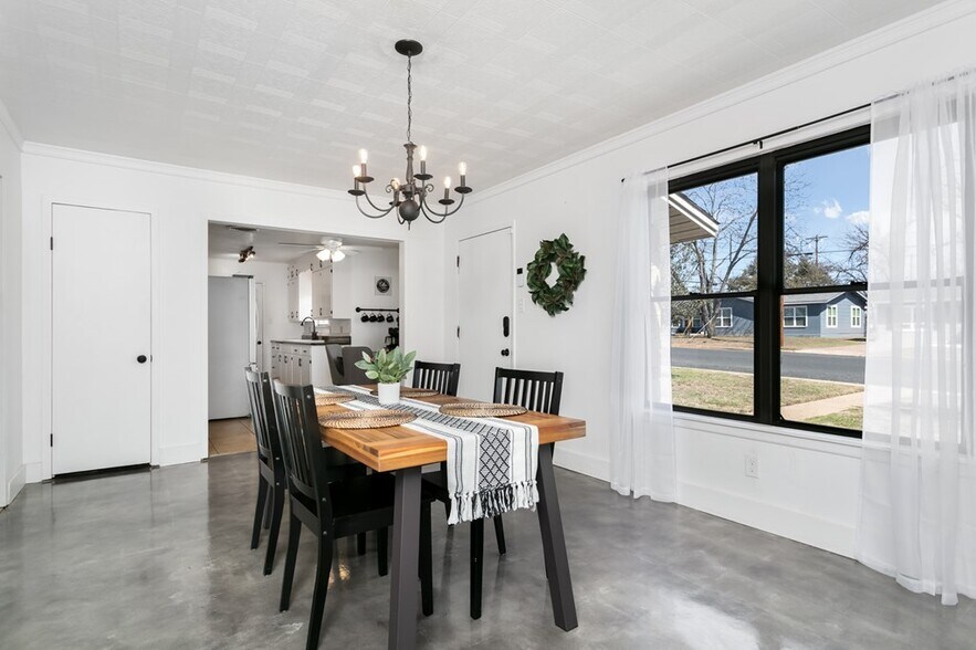 More Photos Of 333 W Burbank St, Fredericksburg Specialty For Sale