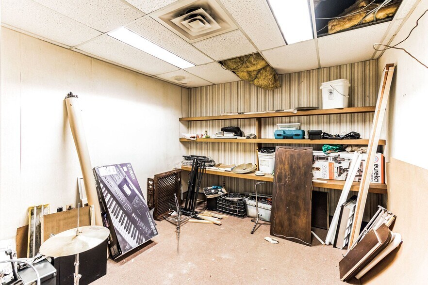 More Photos Of 200 W 4th St, Plainfield Light Distribution For Lease