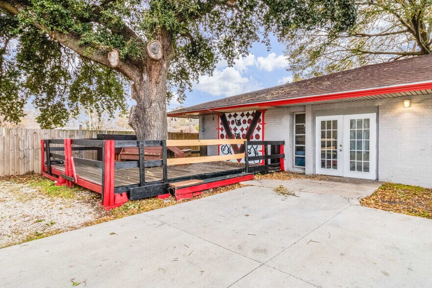 More Photos Of 417 NE Evangeline, Lafayette Medical For Sale
