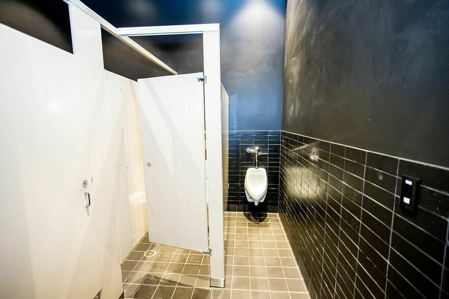 More Photos Of 1716 Broadway, Oakland Storefront For Sale