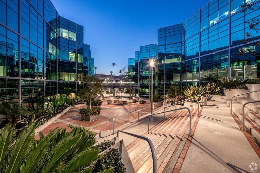 More Photos Of 9333 Genesee Ave, San Diego Unknown For Lease