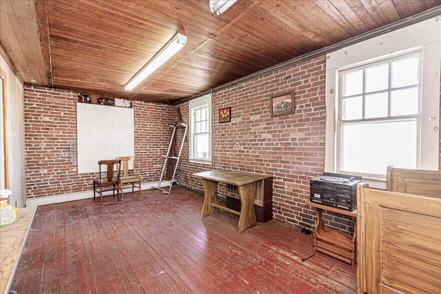 More Photos Of 21 Jackson St, Methuen Veterinarian Kennel For Sale