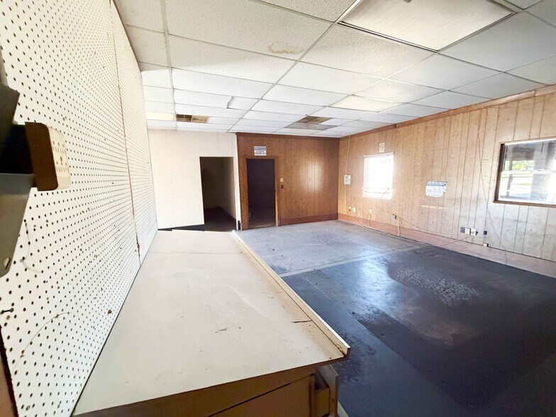 More Photos Of 2323 W Memorial Blvd, Lakeland Light Manufacturing For Lease