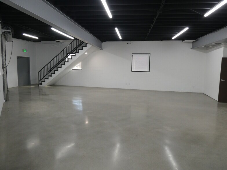 More Photos Of 3500 N San Fernando Blvd, Burbank Flex For Sale