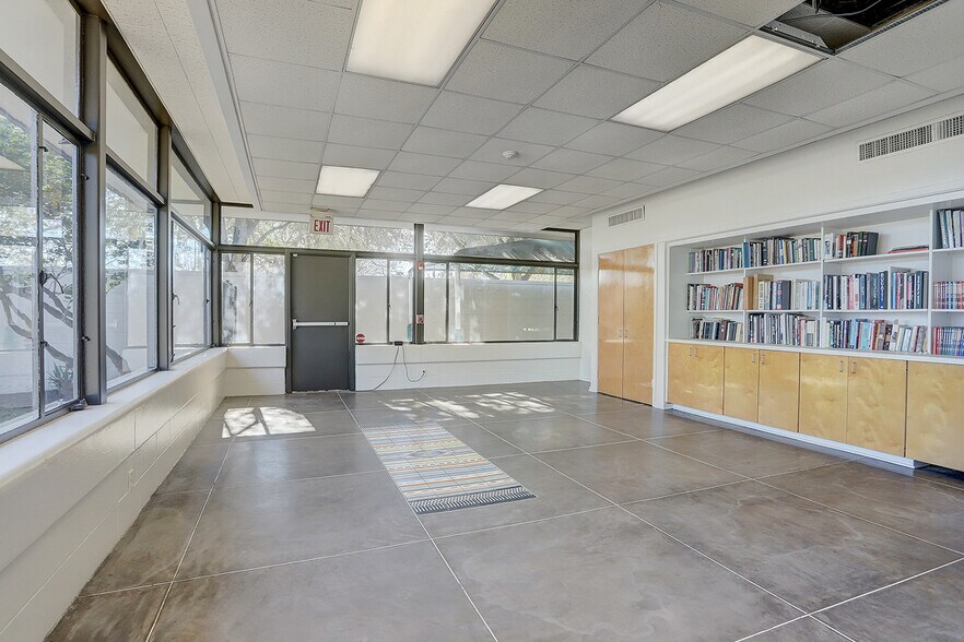 More Photos Of 7305 Navigation Blvd, Houston Office For Sale