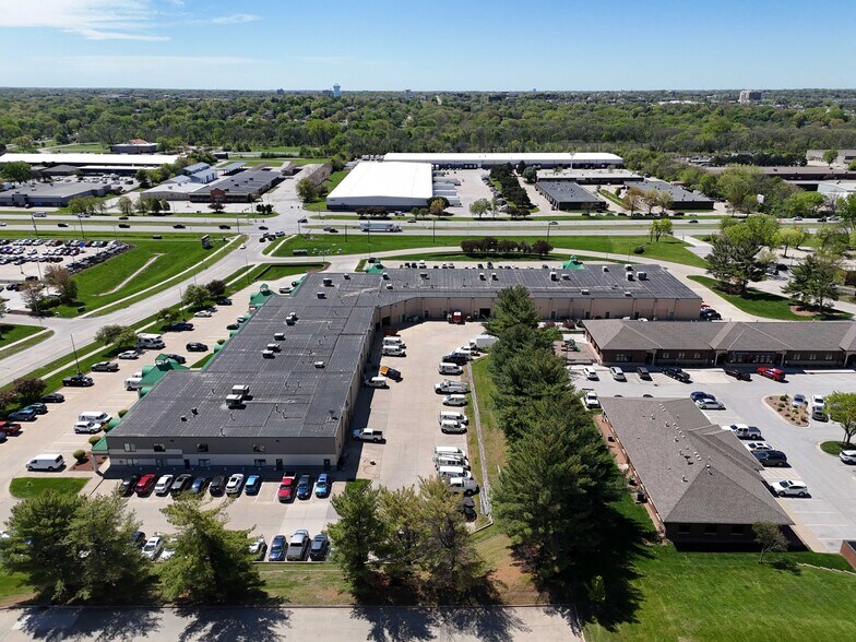 More Photos Of 10401-10469 Hickman Rd, Urbandale Unknown For Lease